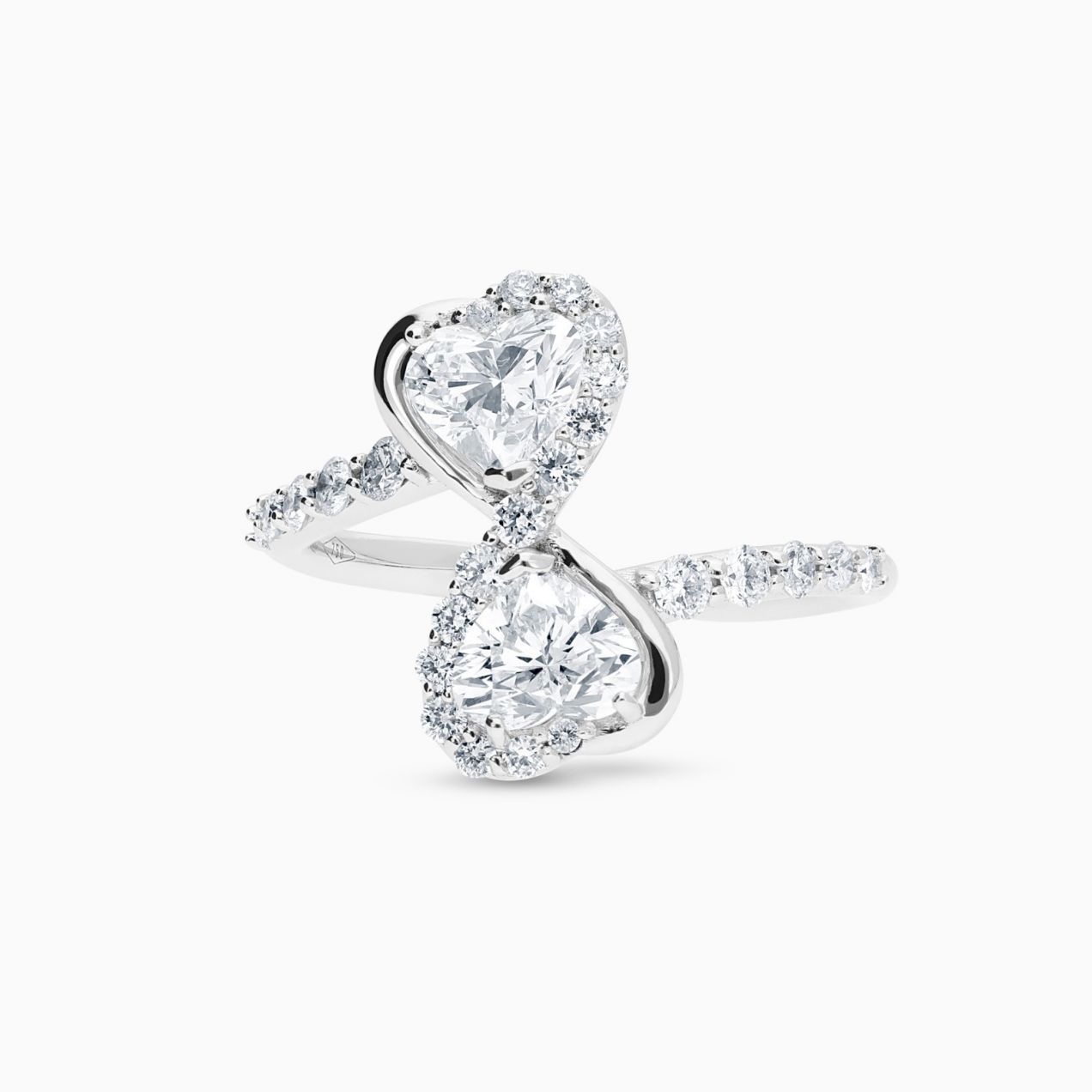 Infinity symbol ring in white gold with heart-cut diamonds and diamonds