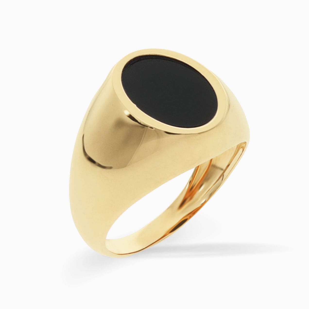 Oval signet ring in gold and onyx
