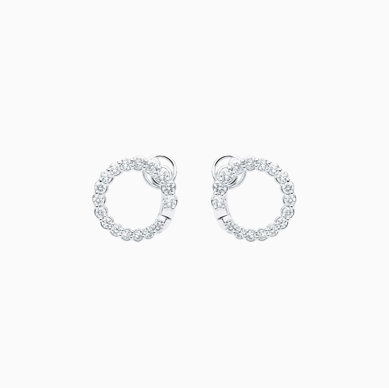 White gold ring earrings with bright size diamonds.